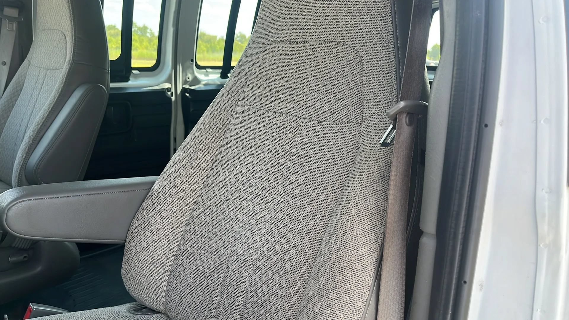 Used 2022 Chevrolet Express 2500 w/ Driver Convenience Package RWD image 9