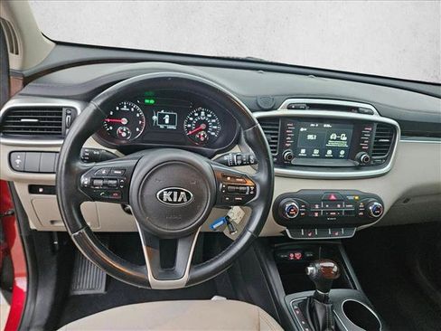 Used 2018 Kia Sorento LX image 16