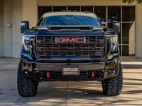 Used 2025 GMC Sierra 2500 AT4X image 2