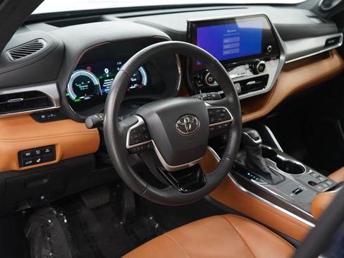 Used 2024 Toyota Highlander Platinum AWD/4WD image 22