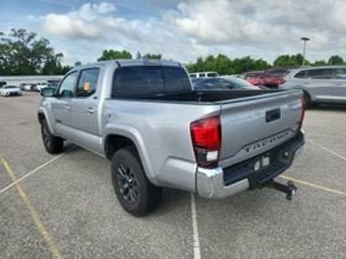 Used 2020 Toyota Tacoma SR5 RWD image 2