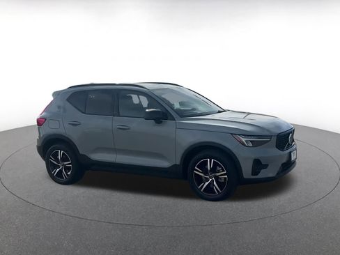 Used 2024 Volvo XC40 B5 Core image 2