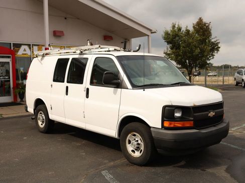 Used 2013 Chevrolet Express 2500 image 3