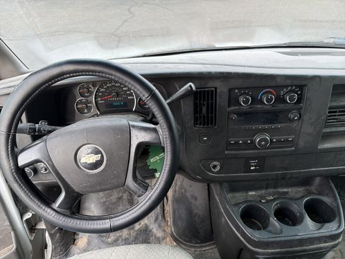 Used 2009 Chevrolet Express 2500 image 10