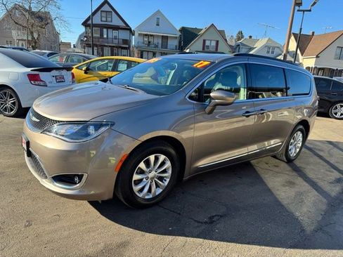 Used 2017 Chrysler Pacifica Touring-L image 3