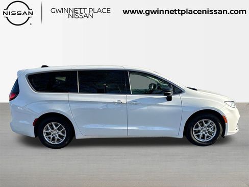 Used 2024 Chrysler Pacifica Touring-L image 4