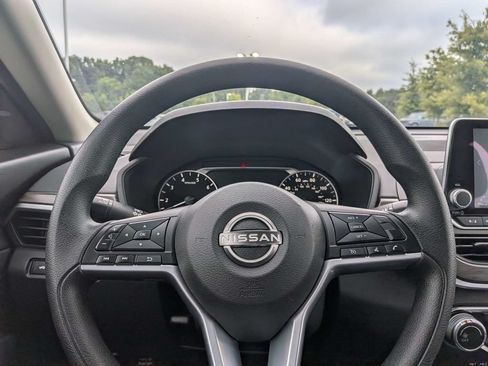 Used 2025 Nissan Altima 2.5 SV FWD image 24