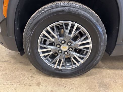 Used 2025 Chevrolet Traverse LT image 11