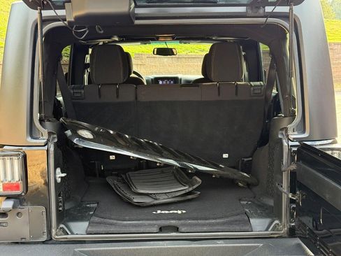 Used 2017 Jeep Wrangler Unlimited Rubicon w/ Connectivity Group image 8