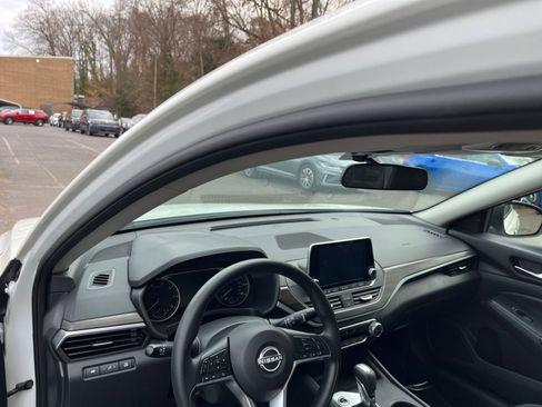 Used 2025 Nissan Altima 2.5 SV image 32