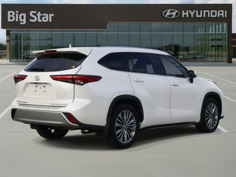 Used 2021 Toyota Highlander Platinum image 4