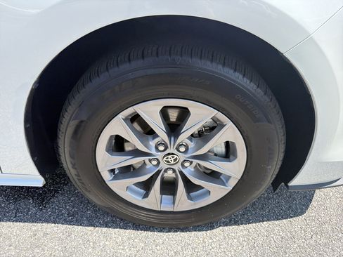 Certified 2025 Toyota Sienna XLE FWD image 22