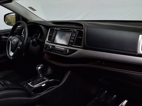 Used 2014 Toyota Highlander XLE FWD image 19
