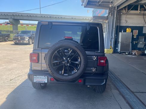 Used 2025 Jeep Wrangler Unlimited Sahara AWD/4WD image 6