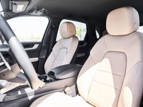 Used 2025 Porsche Cayenne AWD/4WD image 42