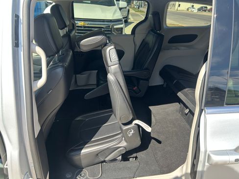 Used 2024 Chrysler Pacifica Touring-L image 37