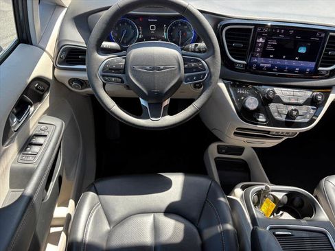 Used 2023 Chrysler Pacifica Touring-L FWD image 4