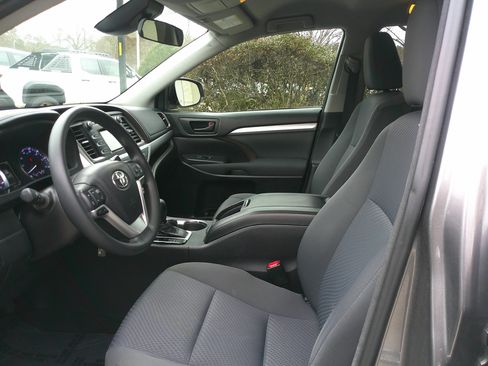 Used 2017 Toyota Highlander LE image 20