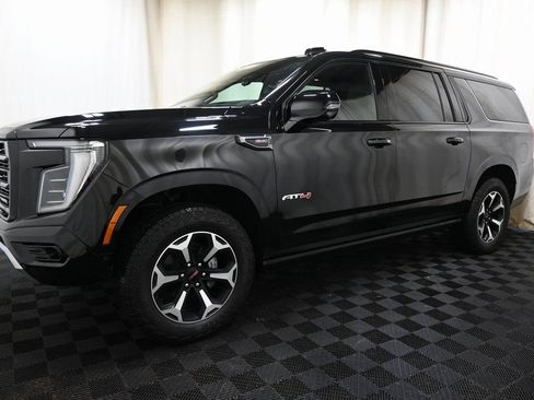 Used 2025 GMC Yukon XL AT4 w/ AT4 Premium Package AWD/4WD image 9