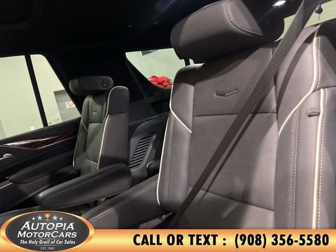 Used 2024 Cadillac Escalade Premium Luxury AWD/4WD image 19