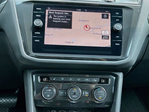 Used 2018 Volkswagen Tiguan SEL FWD image 33