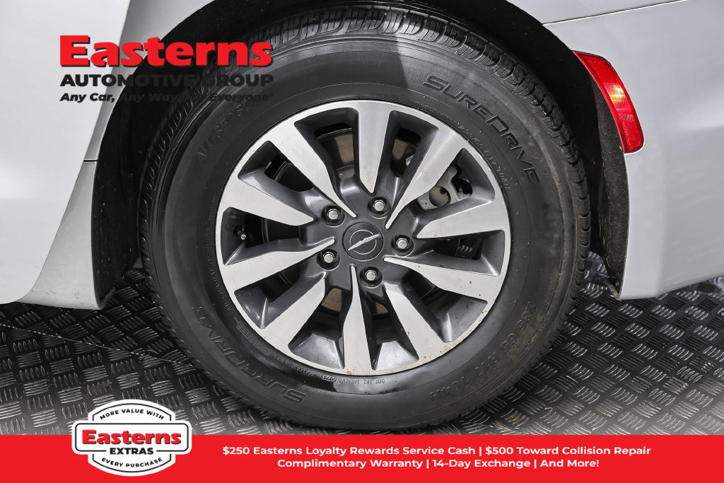 Used 2023 Chrysler Pacifica Limited FWD image 9