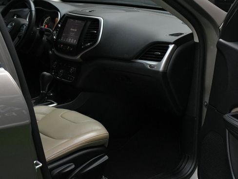 Used 2016 Jeep Cherokee Limited w/ Technology Group AWD/4WD image 35