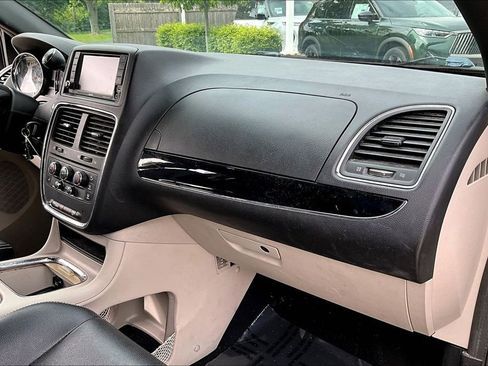 Used 2019 Dodge Grand Caravan SXT FWD image 24