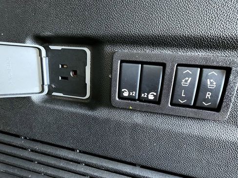 Used 2025 Chevrolet Suburban Premier AWD/4WD image 11