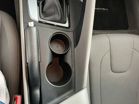 Used 2024 Hyundai Elantra SE image 27
