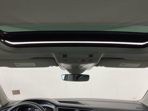 Used 2023 Volkswagen Tiguan SE w/ Panoramic Sunroof Package FWD image 15