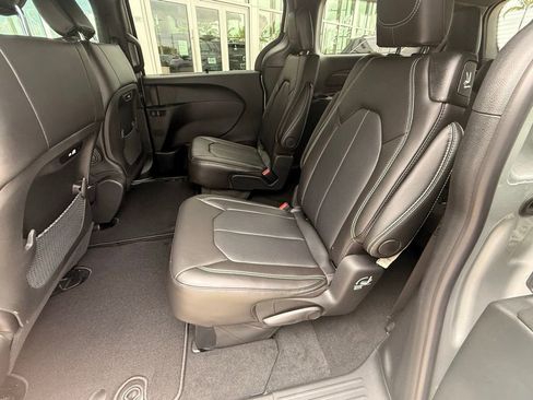 New 2026 Chrysler Pacifica Select FWD image 25