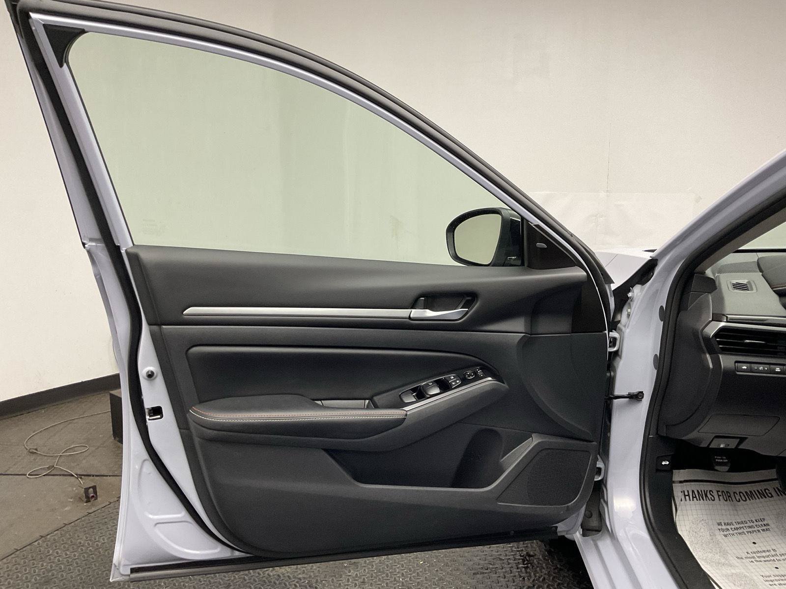Used 2024 Nissan Altima 2.5 SR w/ SR Premium Package FWD image 9