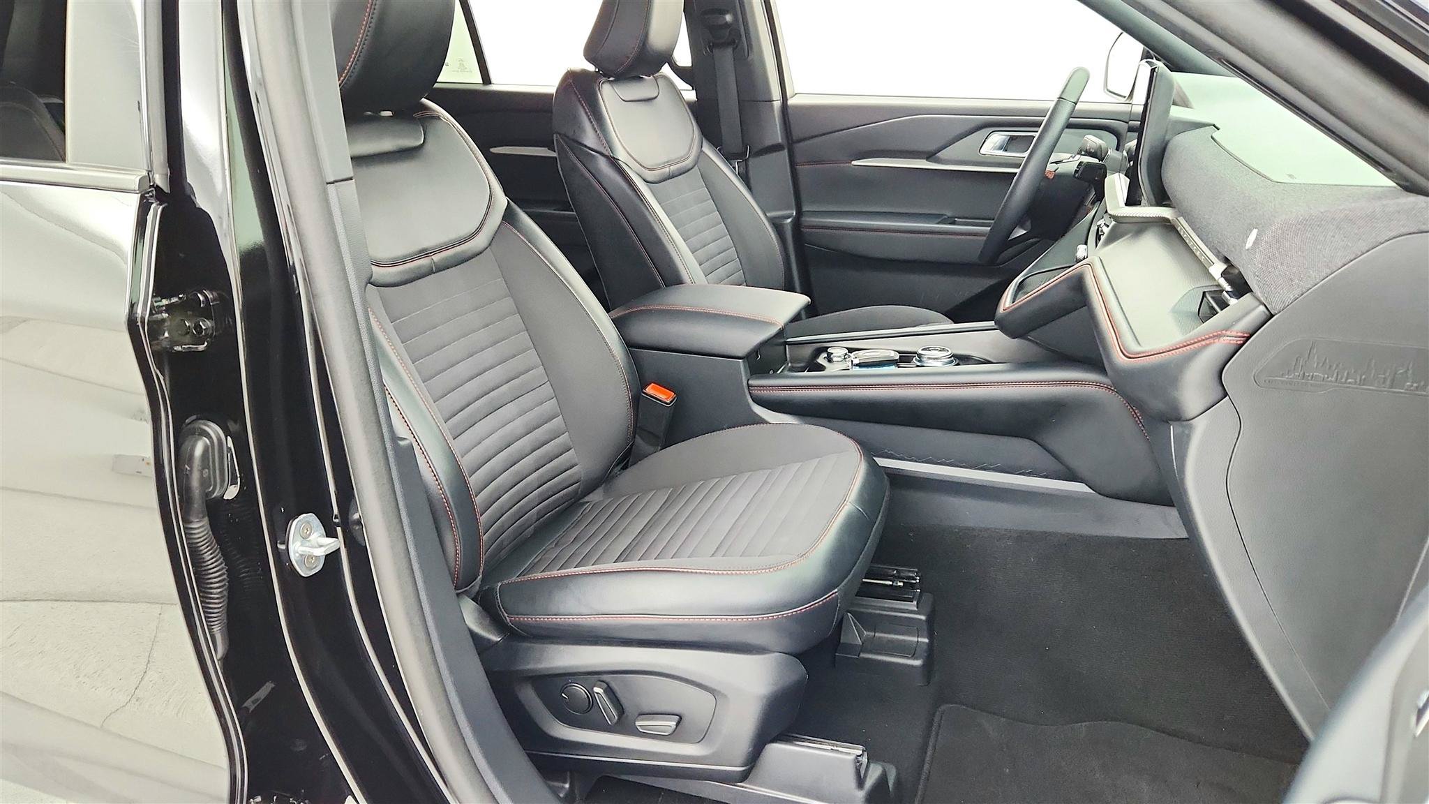 Used 2025 Ford Explorer ST-Line AWD/4WD image 19