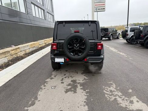 Used 2022 Jeep Wrangler Unlimited Sahara w/ Cold Weather Group AWD/4WD image 5