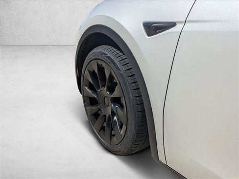 Used 2021 Tesla Model Y Long Range image 10