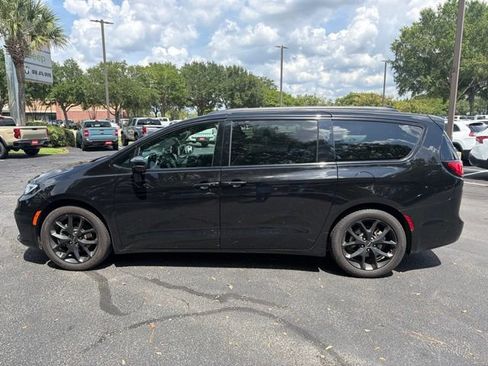 Used 2025 Chrysler Pacifica Limited FWD image 6