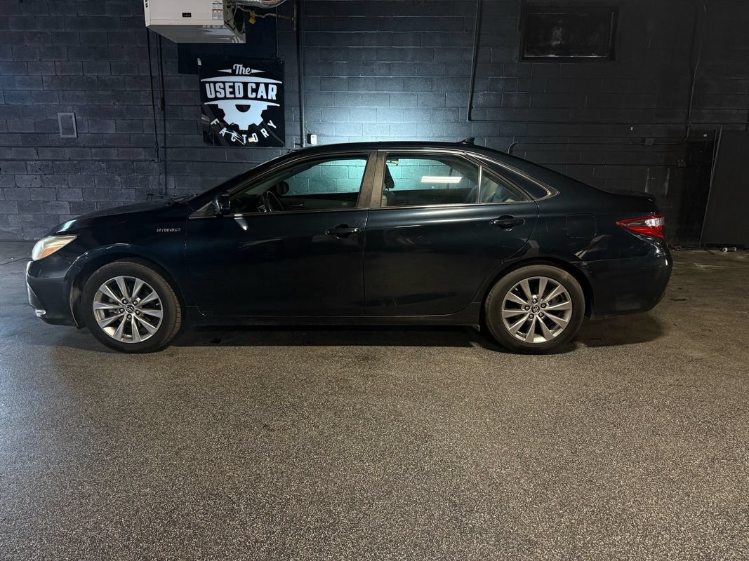 Used 2015 Toyota Camry XLE w/ Moonroof Package FWD image 2