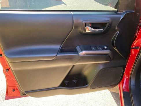 Used 2016 Toyota Tacoma TRD Sport w/ Towing Package image 12