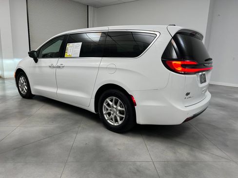 Used 2024 Chrysler Pacifica Touring-L FWD image 6