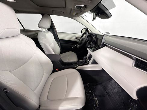 Used 2024 Toyota Corolla Cross LE FWD image 41