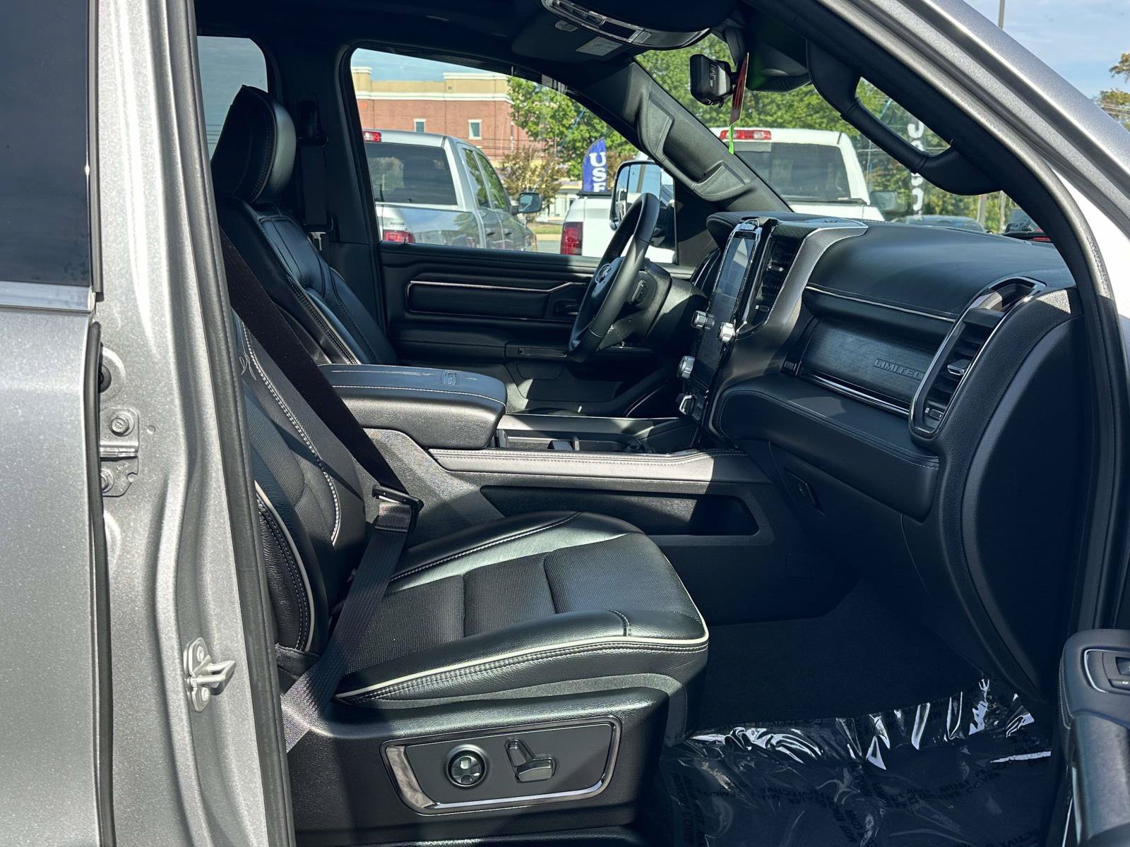 Used 2024 RAM 1500 Limited AWD/4WD image 32