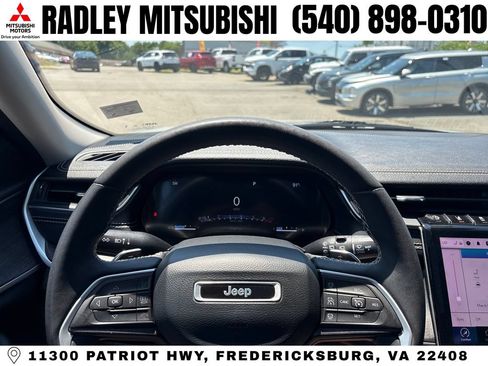 Used 2023 Jeep Grand Cherokee L Limited w/ Black Appearance Package AWD/4WD image 10