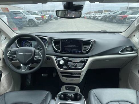 Used 2024 Chrysler Pacifica Touring-L image 15