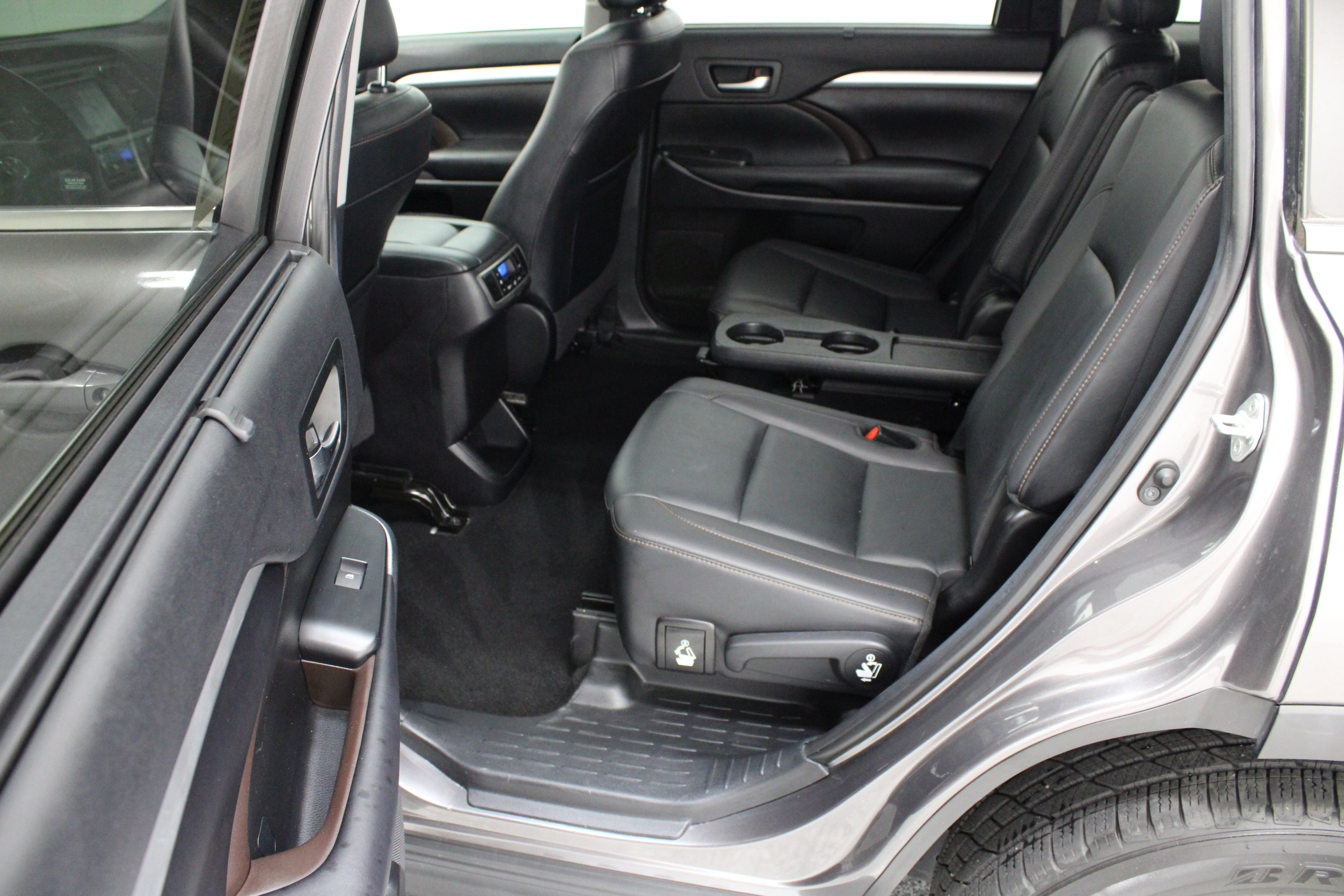Used 2019 Toyota Highlander XLE FWD image 31