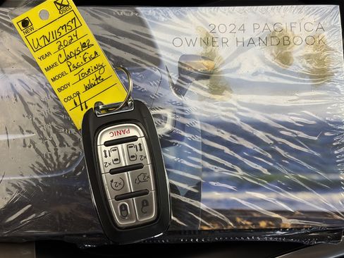 Used 2024 Chrysler Pacifica Touring-L FWD image 37