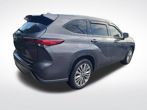 Used 2023 Toyota Highlander Platinum FWD image 4