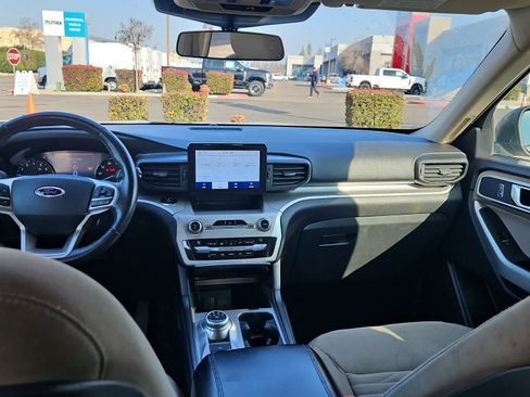 Used 2020 Ford Explorer XLT image 11