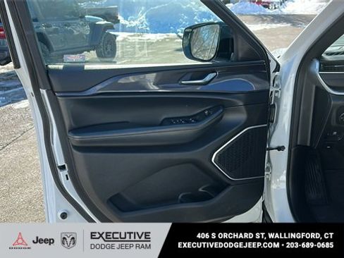 Used 2022 Jeep Grand Cherokee L Laredo image 8