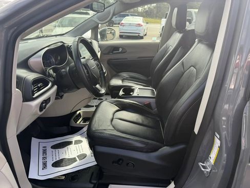 Used 2022 Chrysler Pacifica Touring-L w/ Uconnect Theater Family Group FWD image 7
